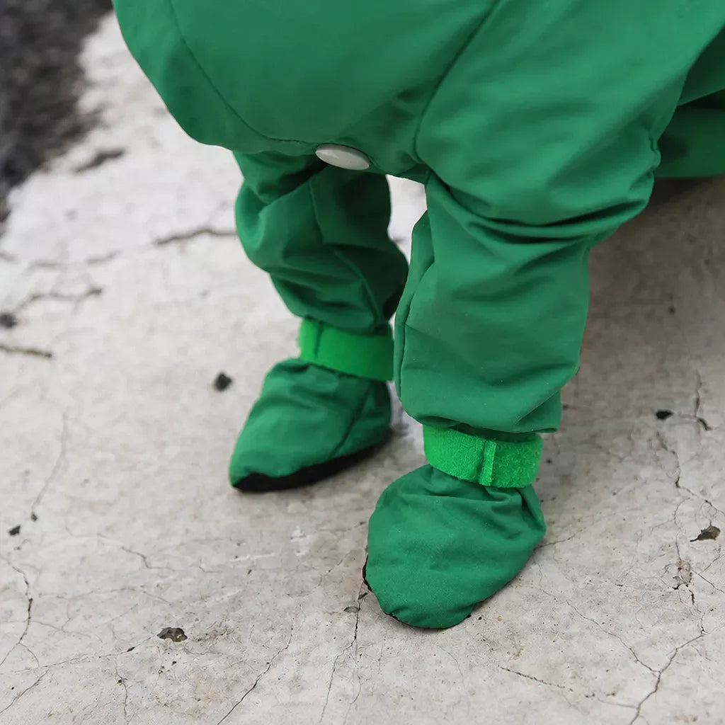 Detachable tail cover and rear leg construction on the rain suit