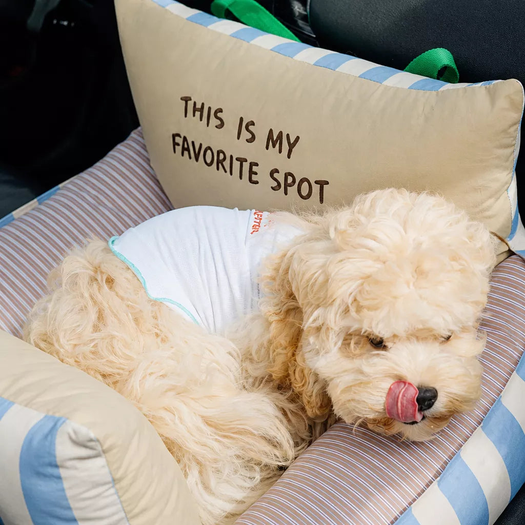 Cushioned striped bed lining and pet resting